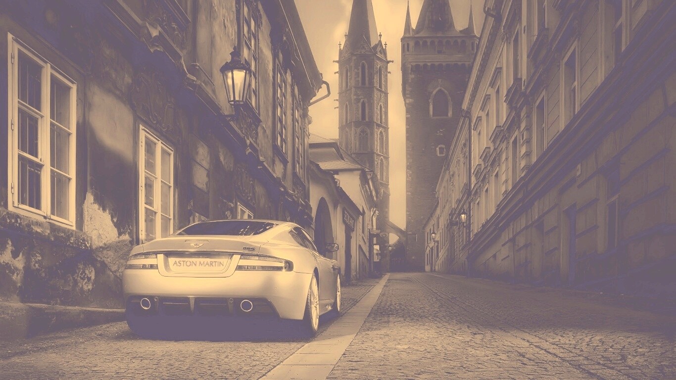 Aston Martin в старинном городе обои