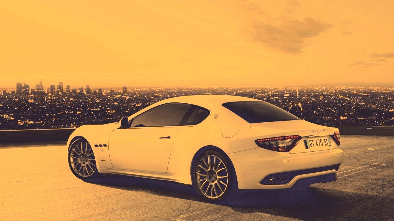 Maserati Granturismo на фоне города обои