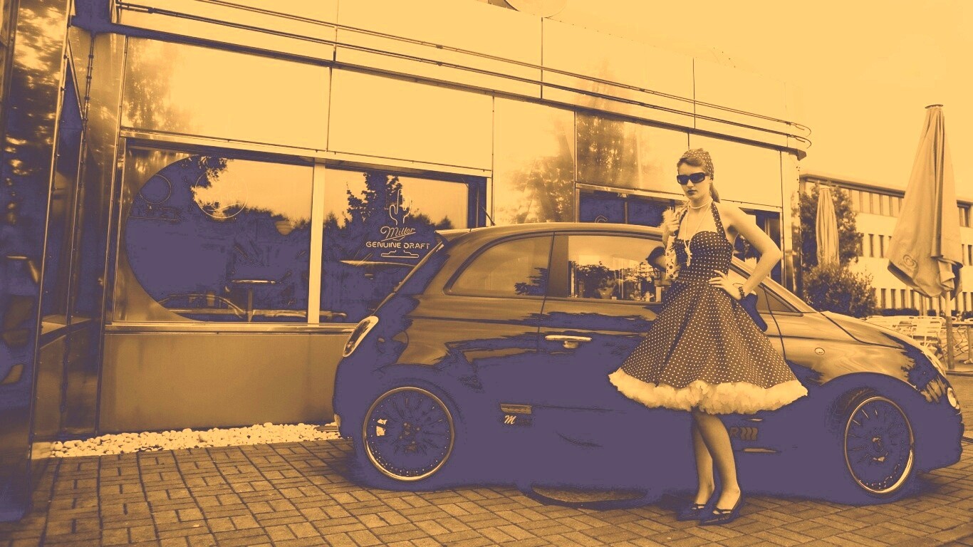 Fiat 500 и девушка обои