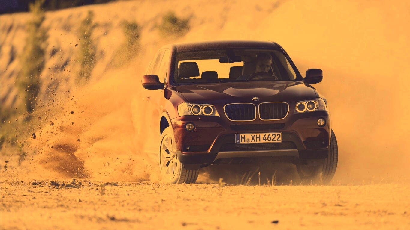 Кроссовер BMW в заносе обои