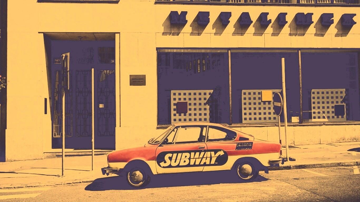 Реклама Subway на машине в Праге обои