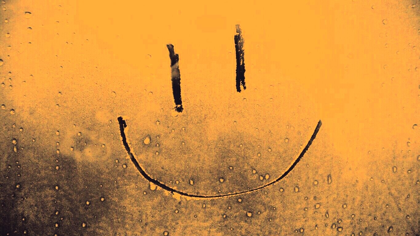 Улыбка на стекле обои