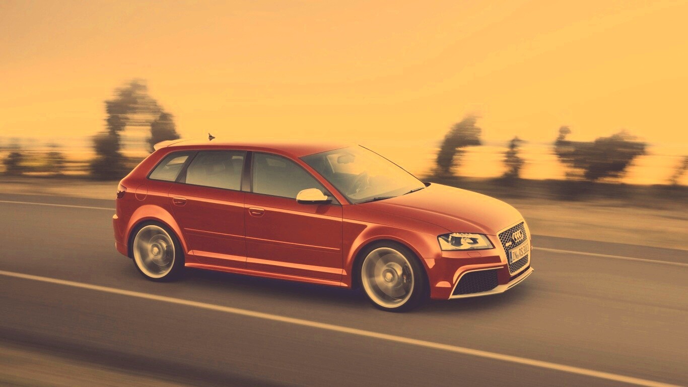 Красная Audi модели RS3 на дороге обои