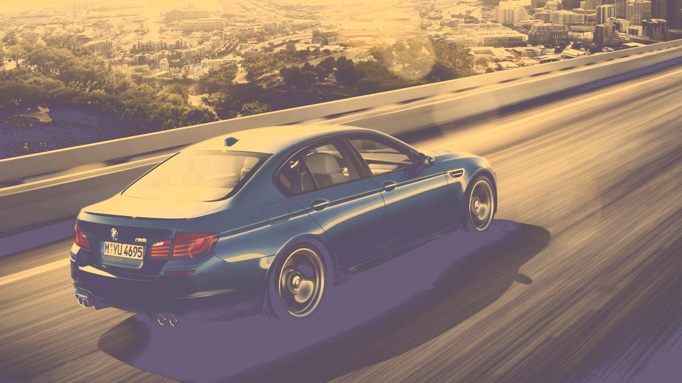 BMW F10 M5 на скоростной автостраде обои