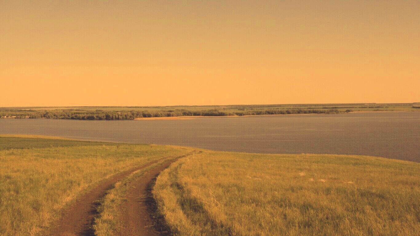 Дорога спускается к воде обои