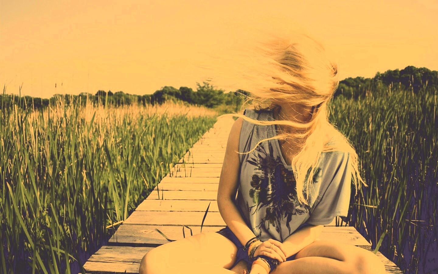 Девушка и ветер обои