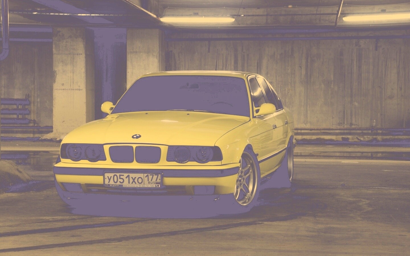 BMW M5 на стоянке обои