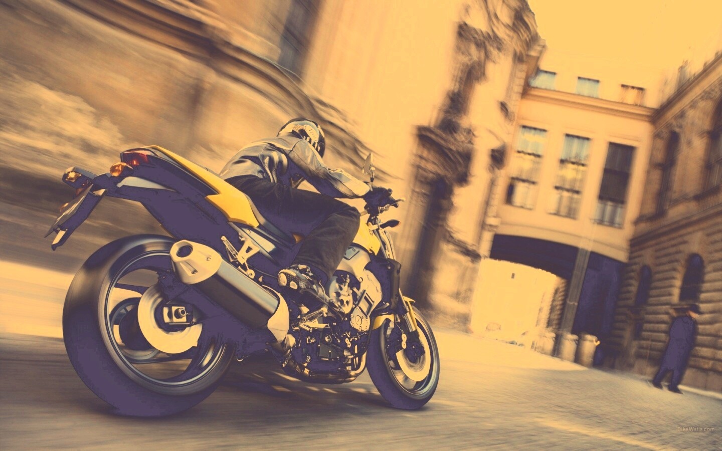 Ямаха и наездник на улицах города обои