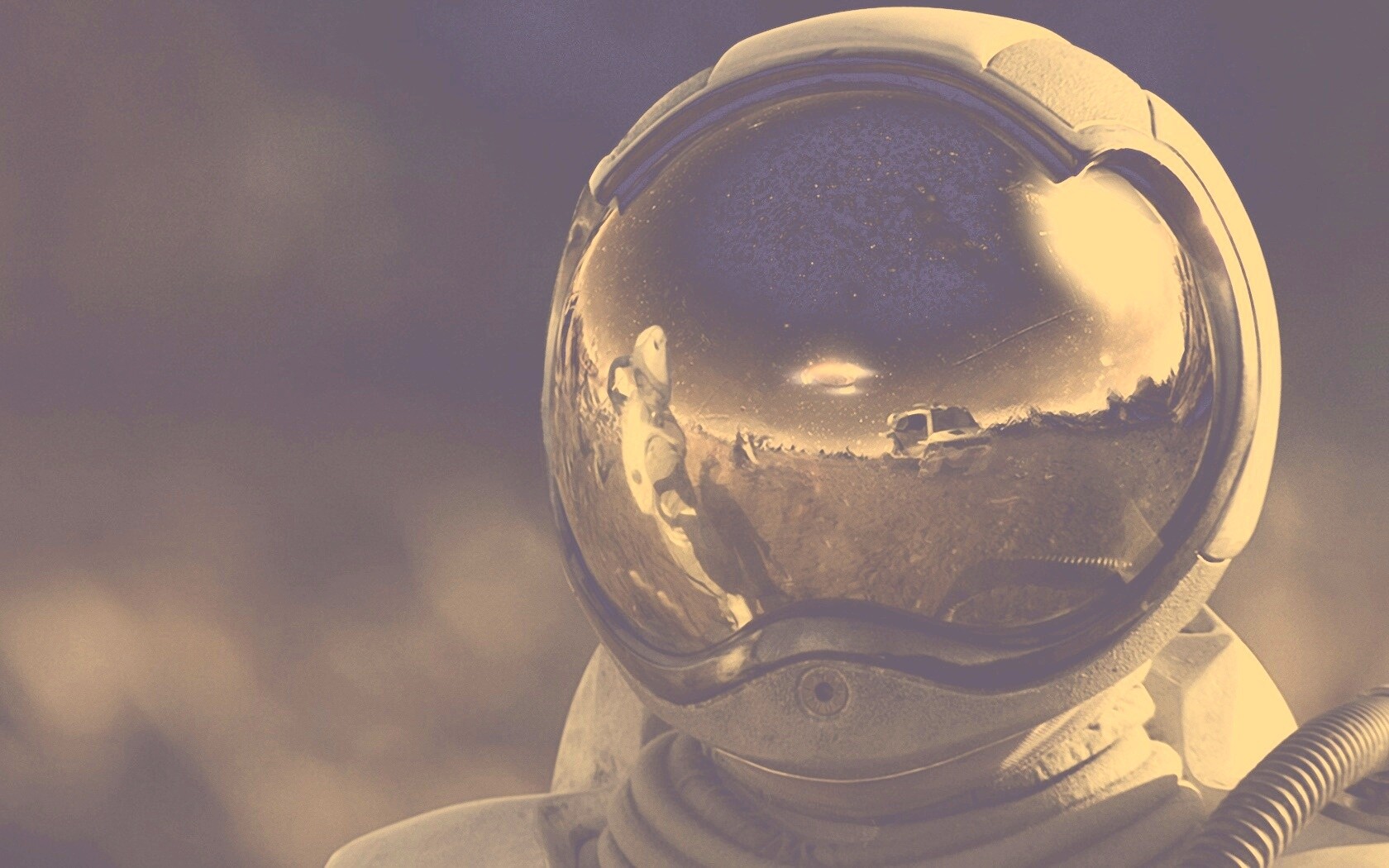 Отражение земли в шлеме Космонавта
