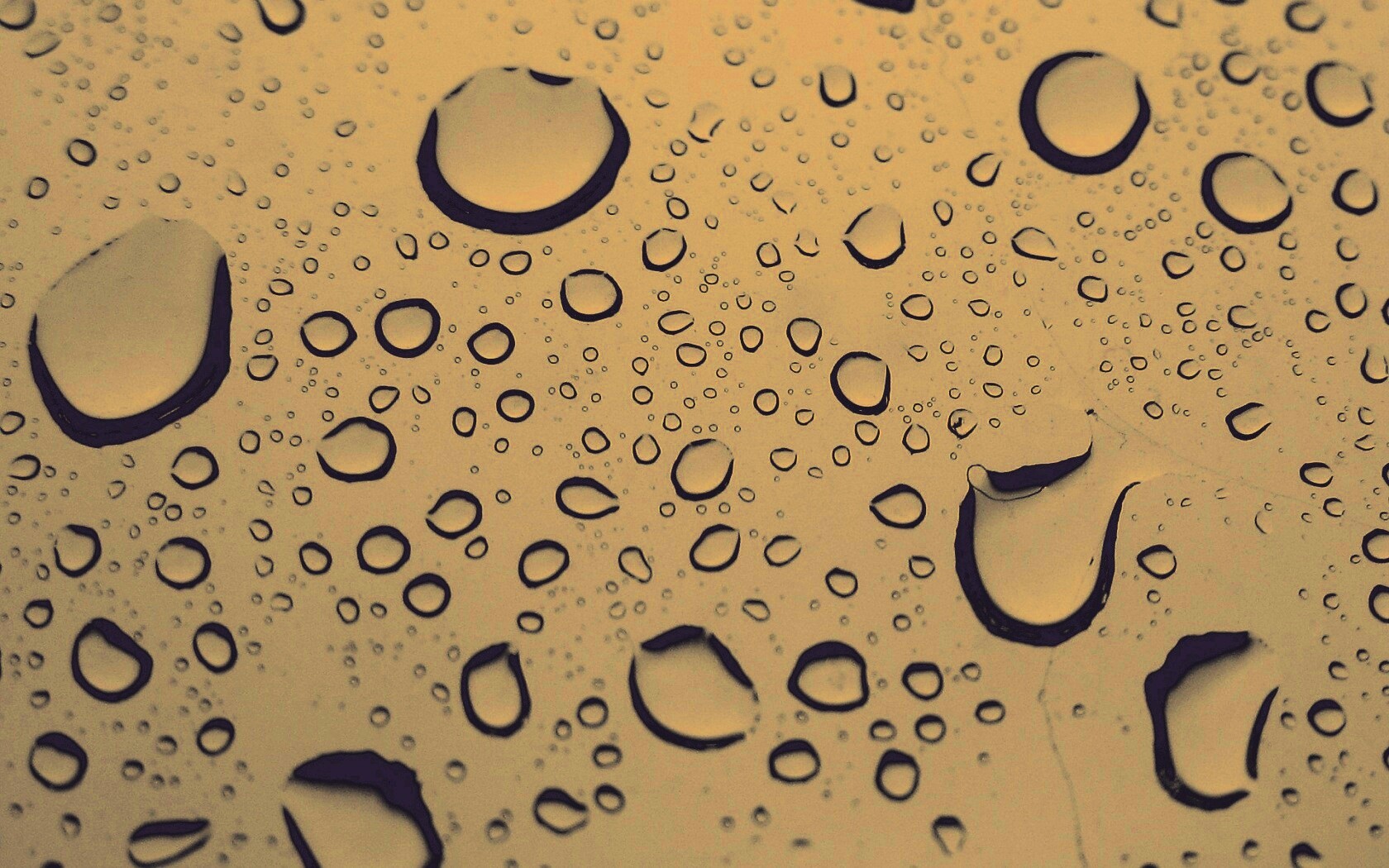 Капли воды на синем стекле обои
