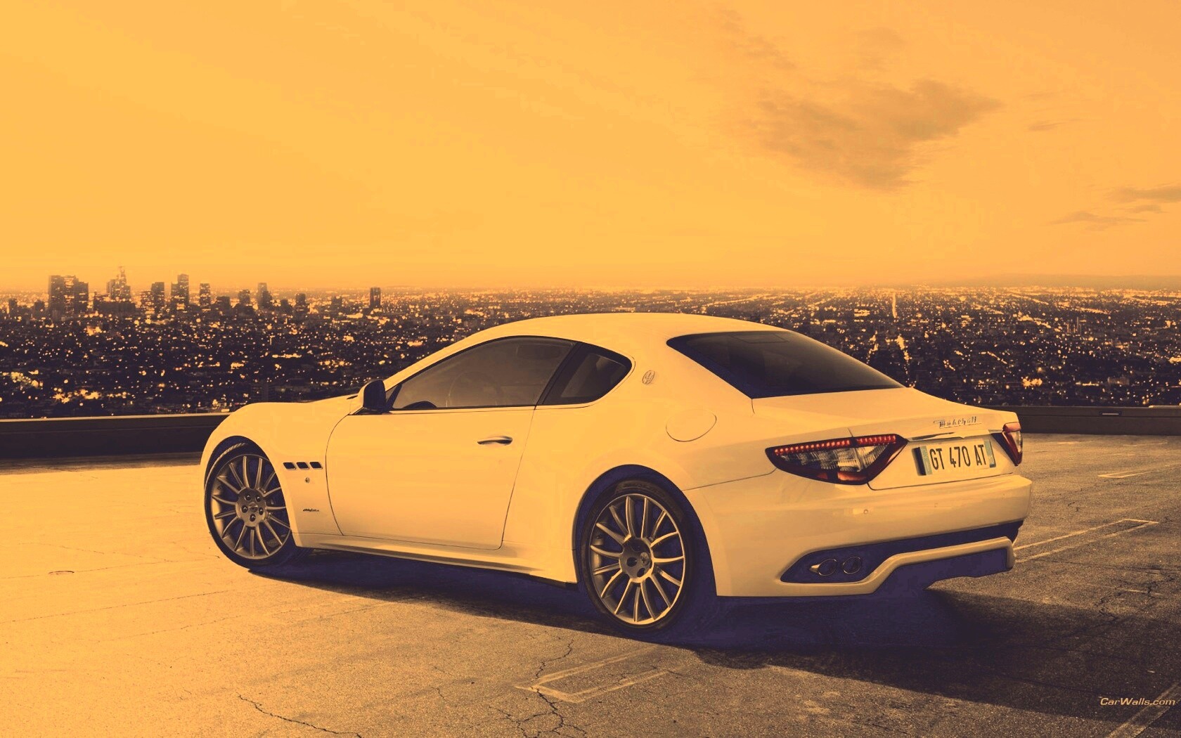 Maserati Granturismo на фоне города обои