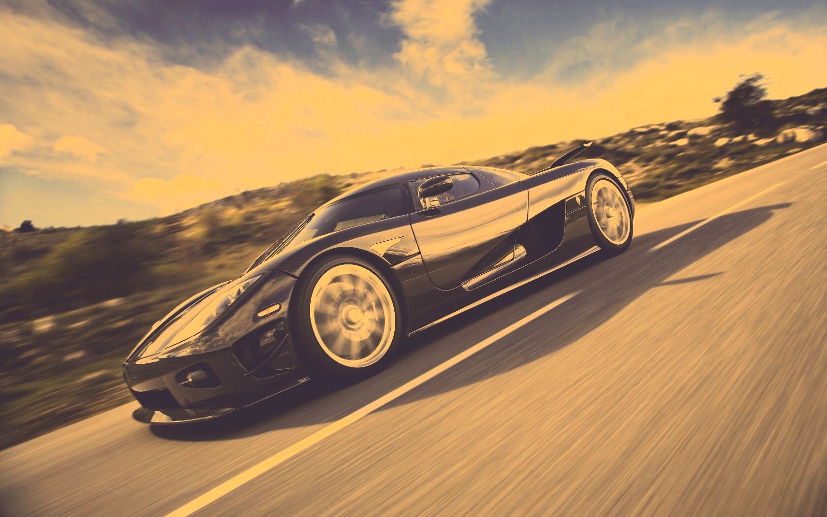 Автомобиль Koenigsegg мчится по трассе обои
