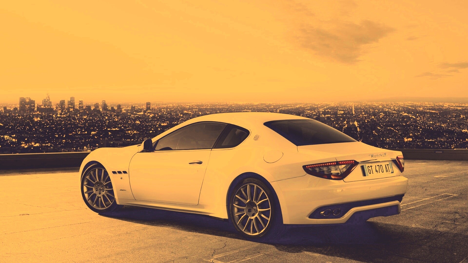 Maserati Granturismo на фоне города обои
