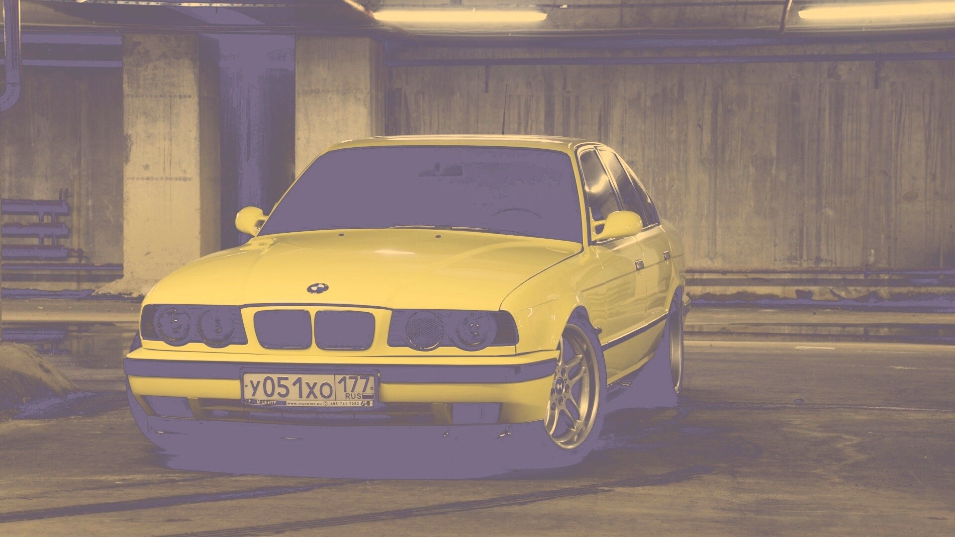 BMW M5 на стоянке обои