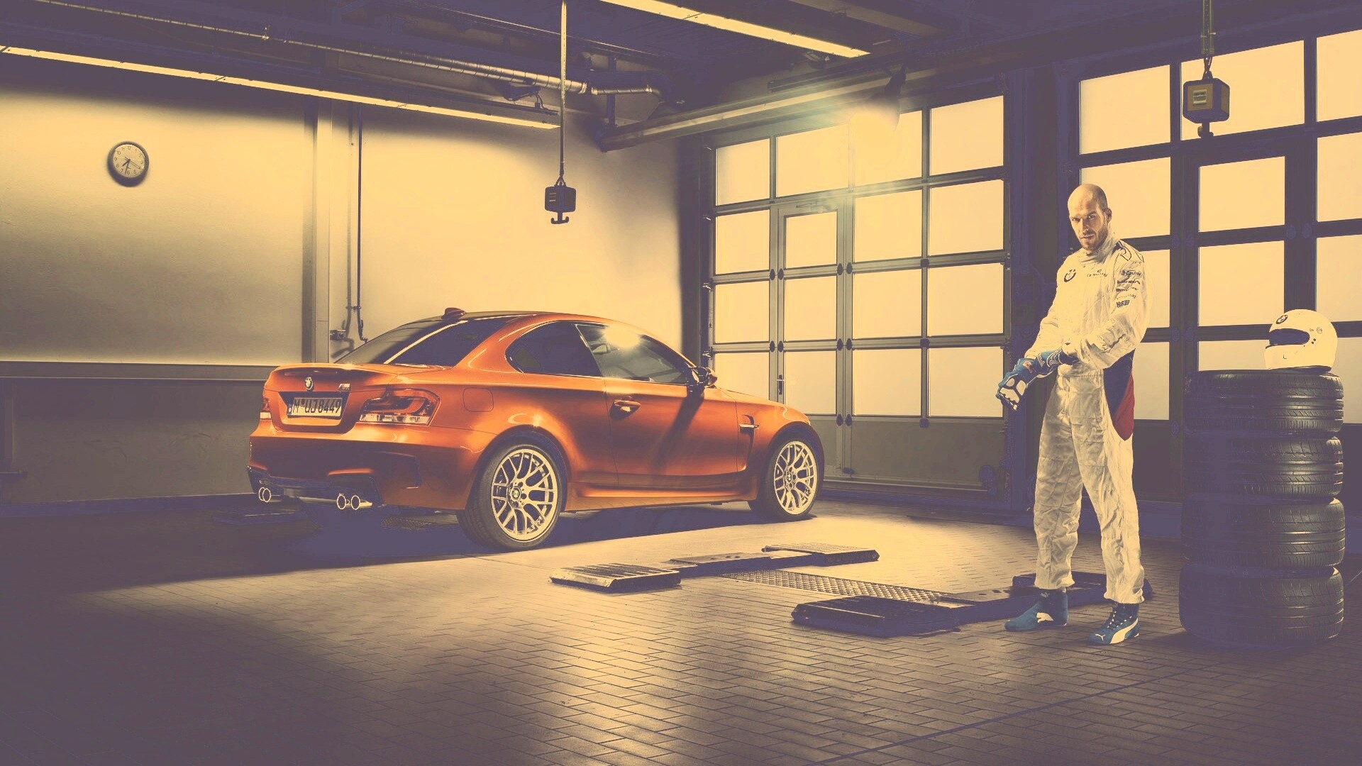 Гонщик и BMW M1 в гараже обои
