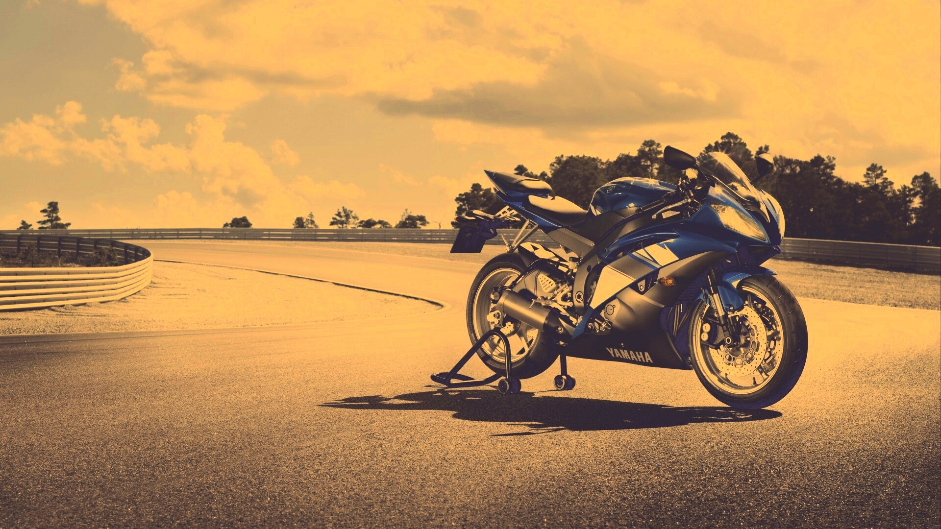 Yamaha R6 на трассе обои