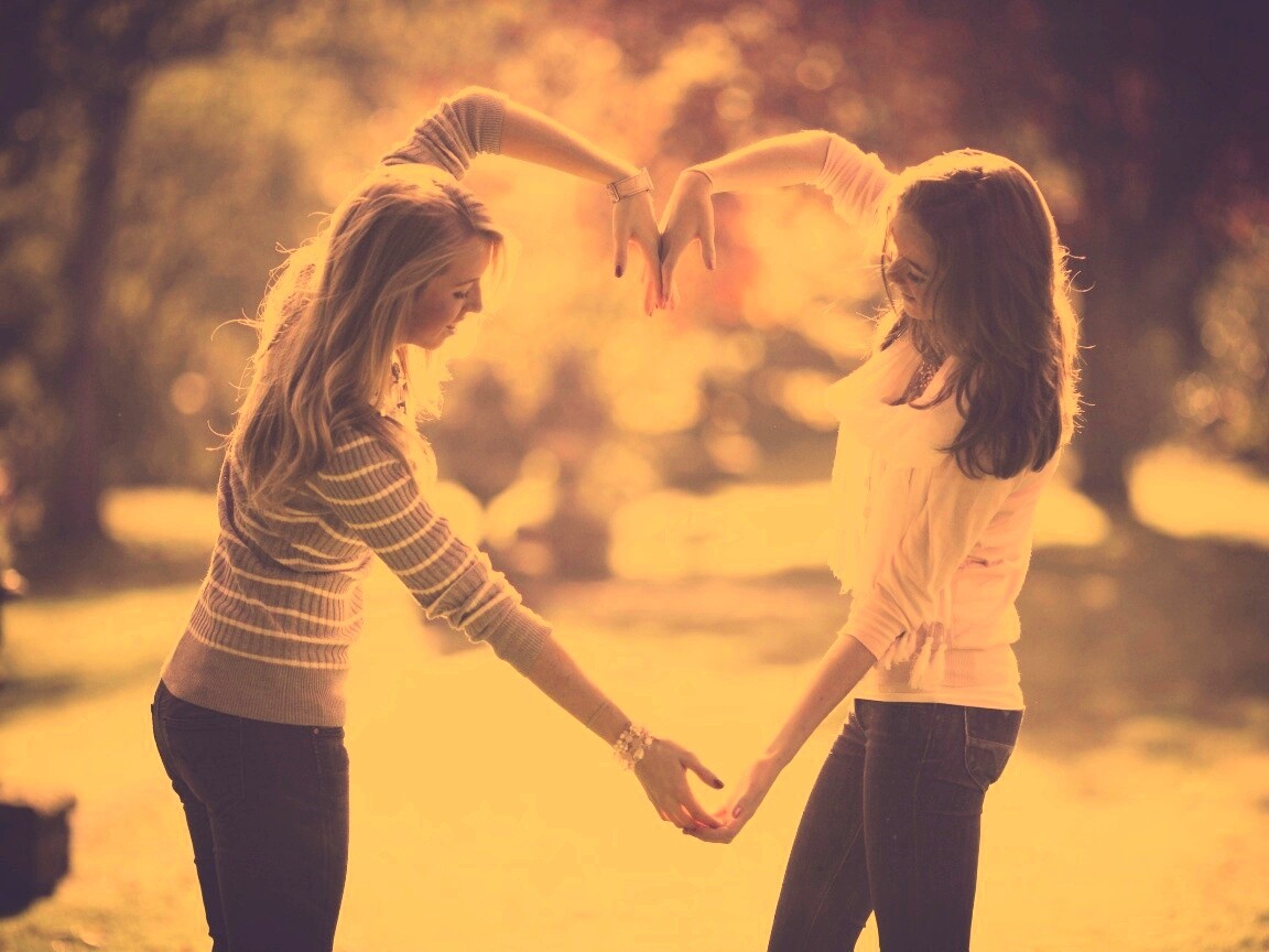 Две девушки и сердце из рук обои