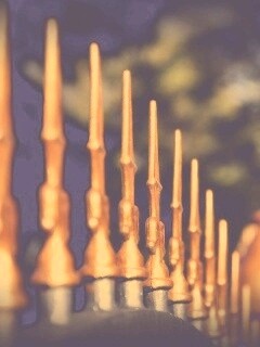 Оранжевые наконечники на ограде обои