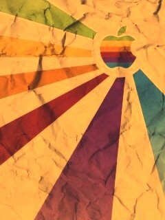 Радужный логотип Apple на мятой бумаге обои