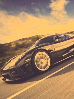 Автомобиль Koenigsegg мчится по трассе обои