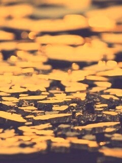 Битое стекло в лучах солнца обои