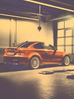 Гонщик и BMW M1 в гараже обои