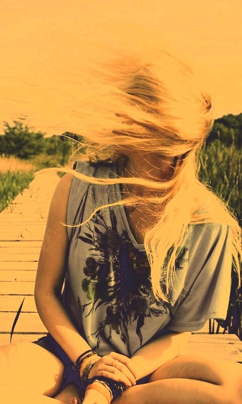 Девушка и ветер обои