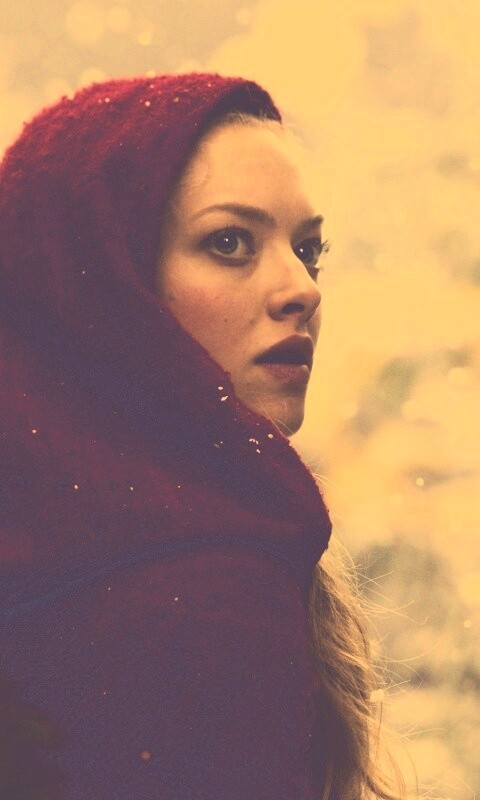 Amanda Seyfried in Red Riding Hood обои