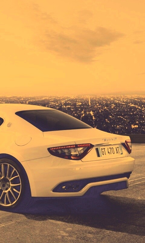 Maserati Granturismo на фоне города обои
