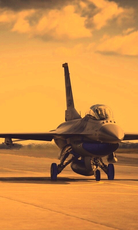Истребители f16 Falcon на взлетной полосе обои