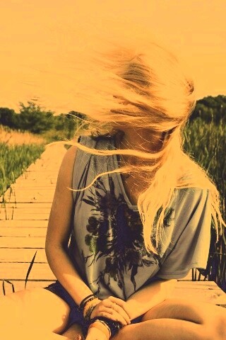 Девушка и ветер обои