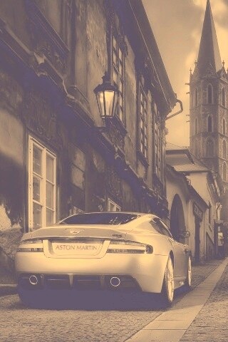 Aston Martin в старинном городе обои