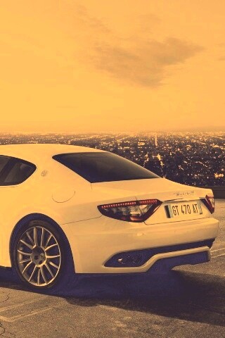 Maserati Granturismo на фоне города обои