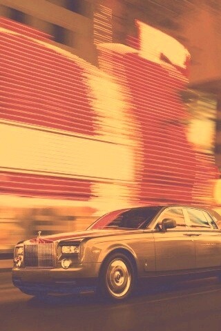 Rolls-Royce Phantom едет через город обои