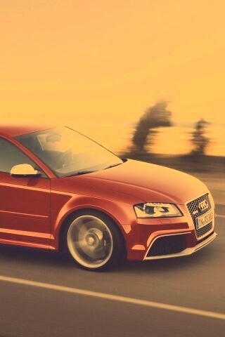 Красная Audi модели RS3 на дороге обои