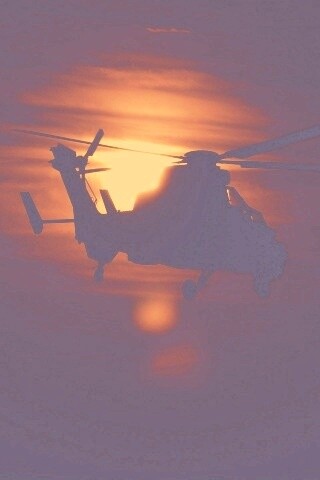 Вертолет в лучах закатного солнца обои