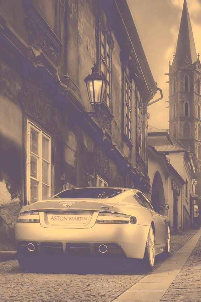 Aston Martin в старинном городе обои