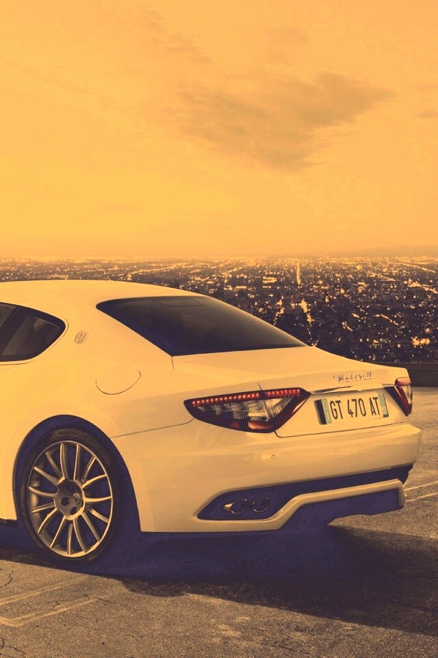 Maserati Granturismo на фоне города обои