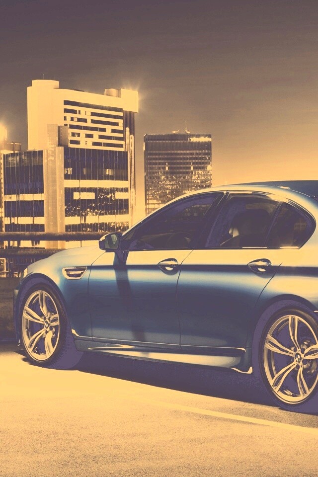 BMW F10 на городской парковке обои