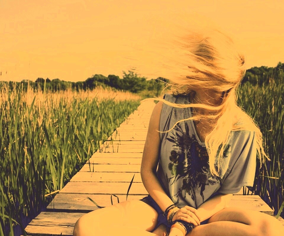 Девушка и ветер обои