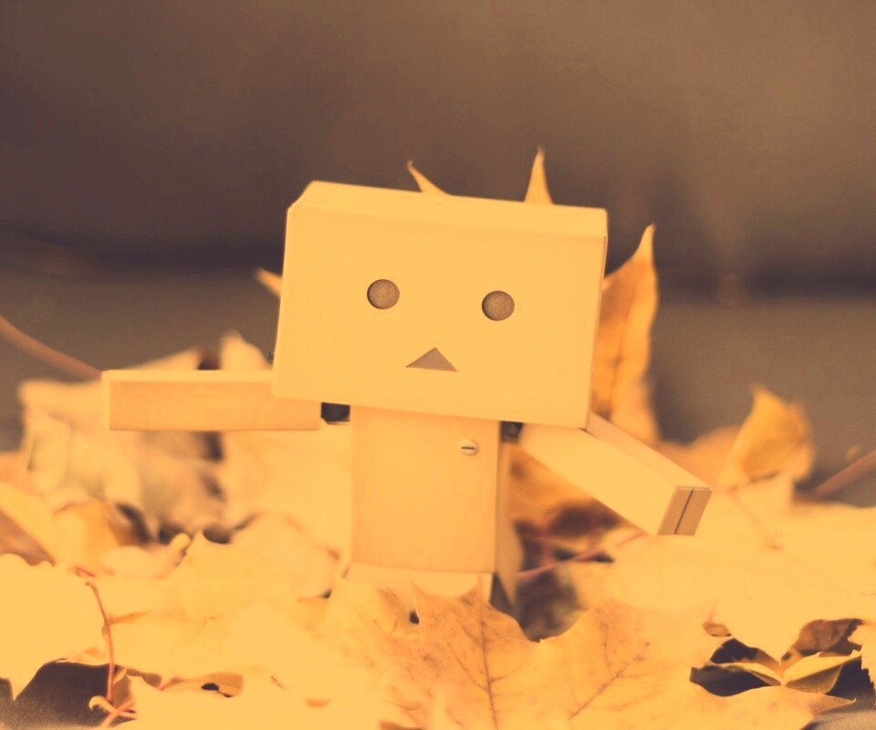  Yotsubato Danbo резвится листьях обои
