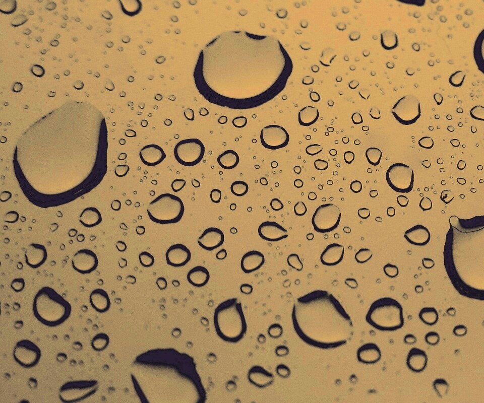 Капли воды на синем стекле обои