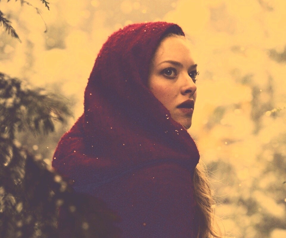 Amanda Seyfried in Red Riding Hood обои