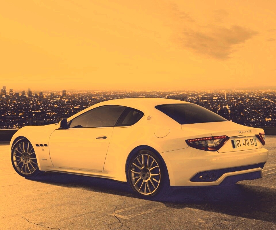 Maserati Granturismo на фоне города обои