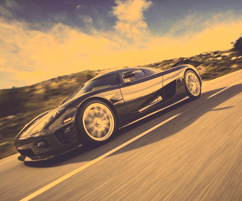 Автомобиль Koenigsegg мчится по трассе обои