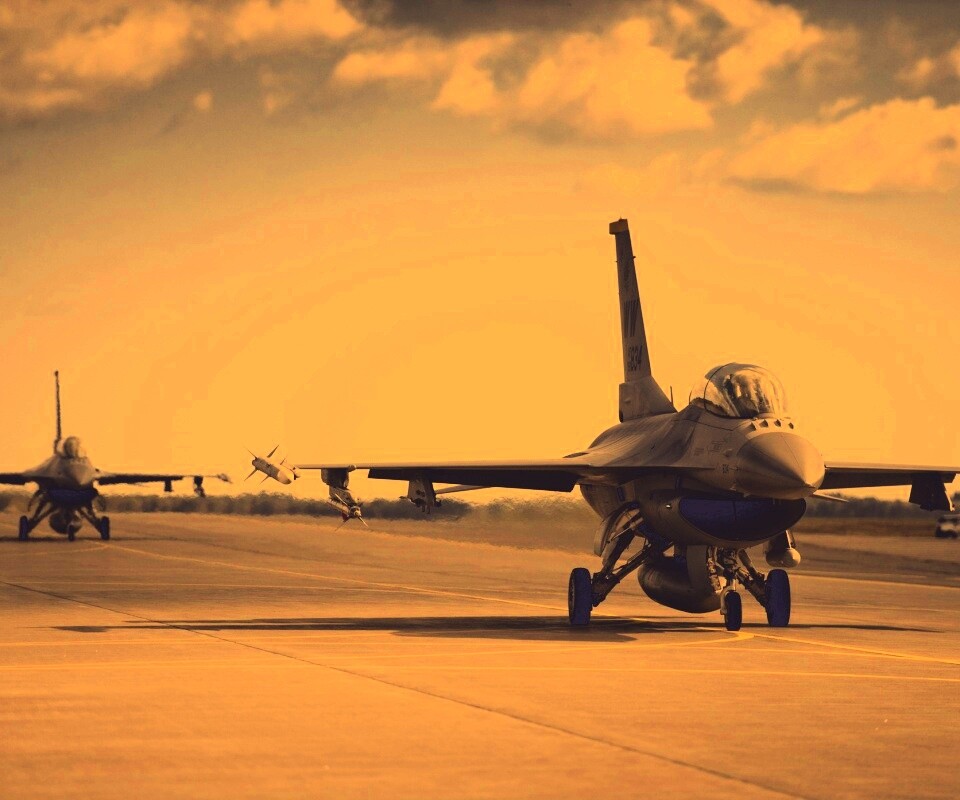 Истребители f16 Falcon на взлетной полосе обои