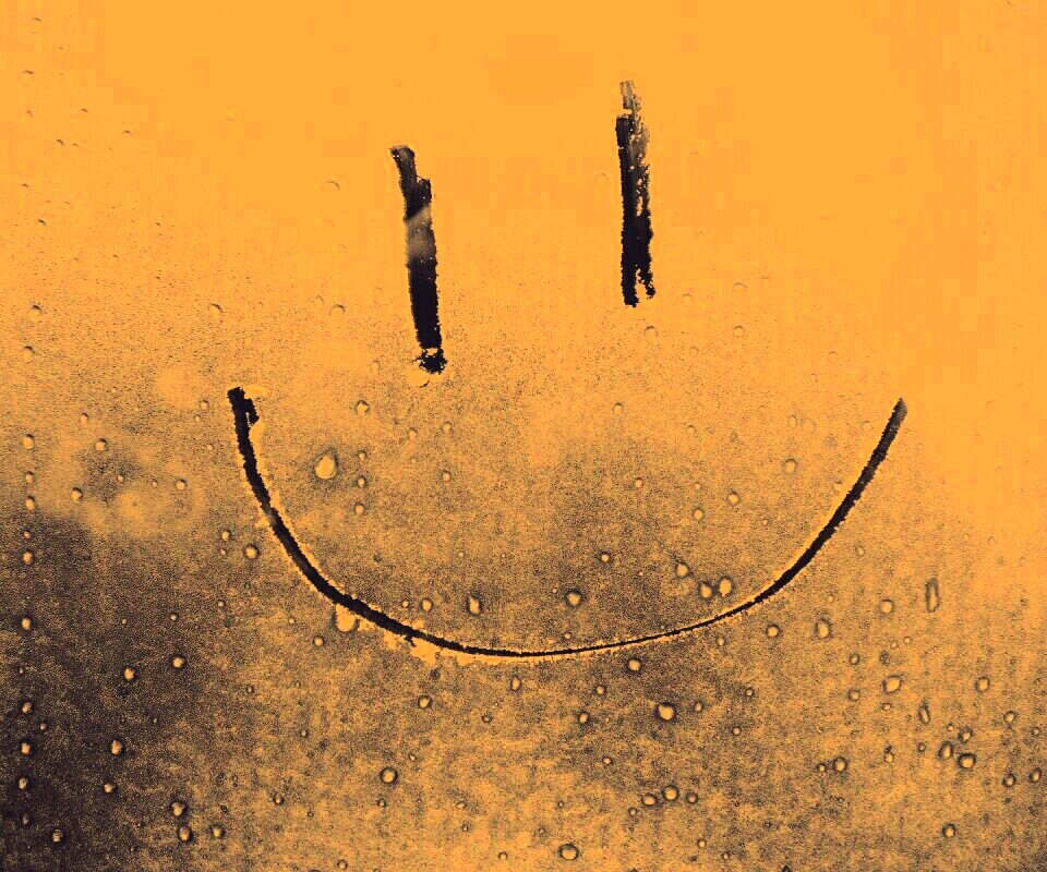 Улыбка на стекле обои