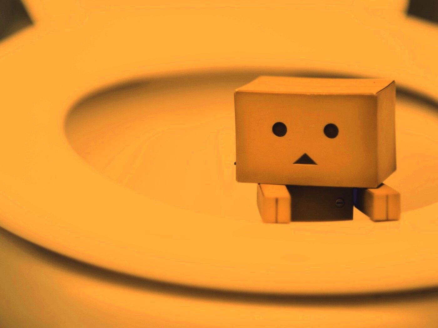 Danbo в унитазе обои