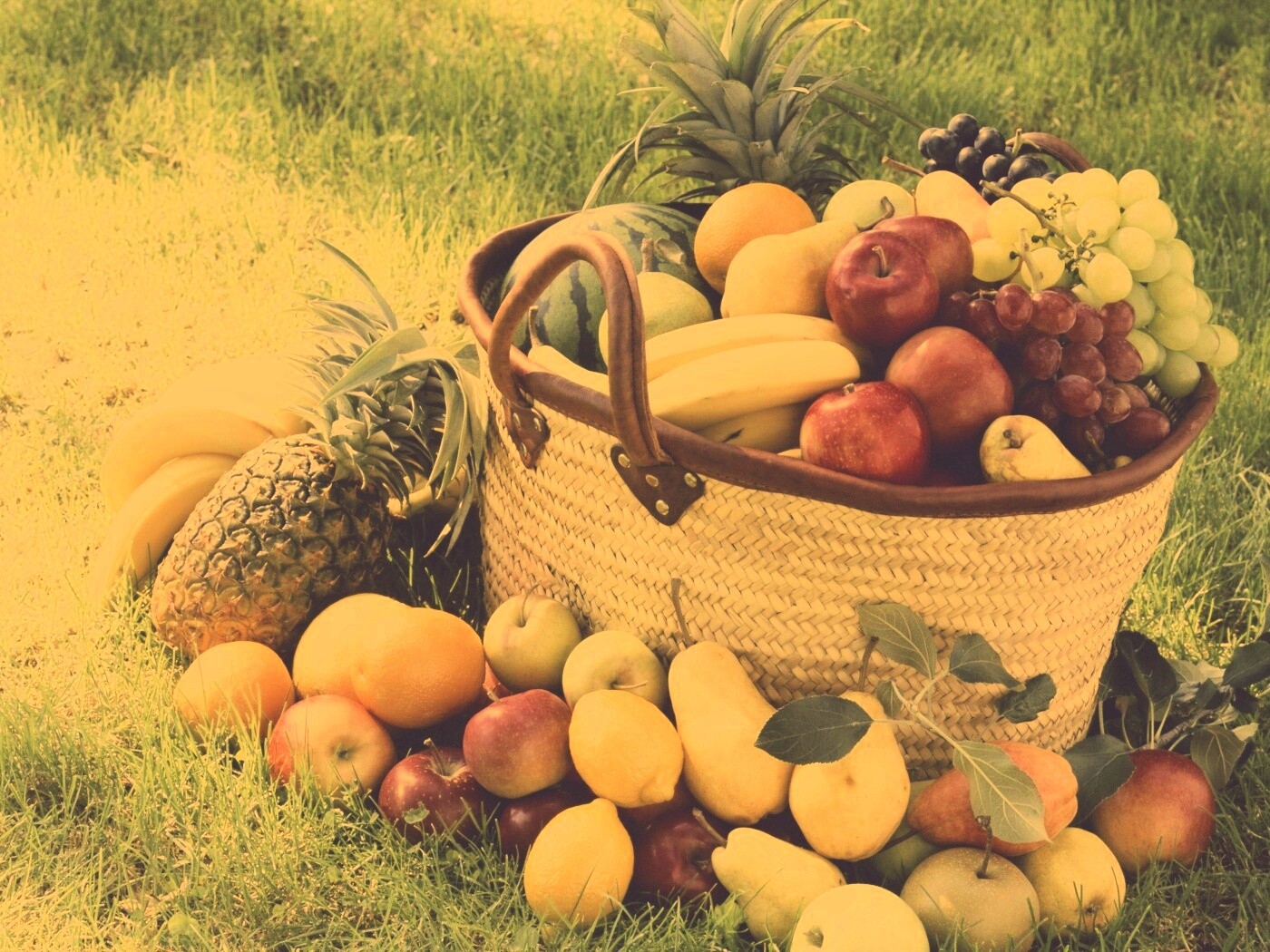 Корзина с фруктами обои