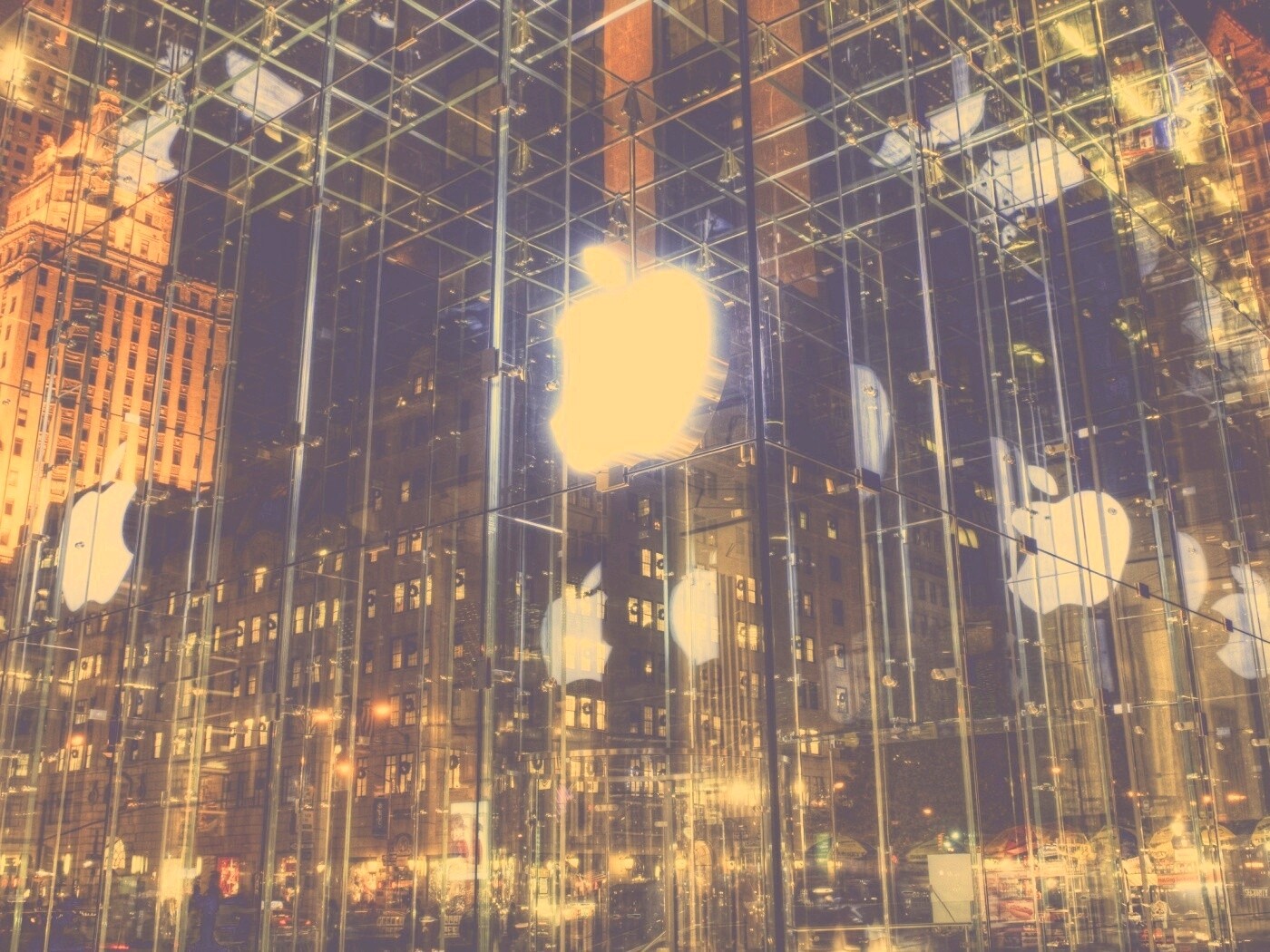 Отражение логотипа Apple в стеклянном здании обои